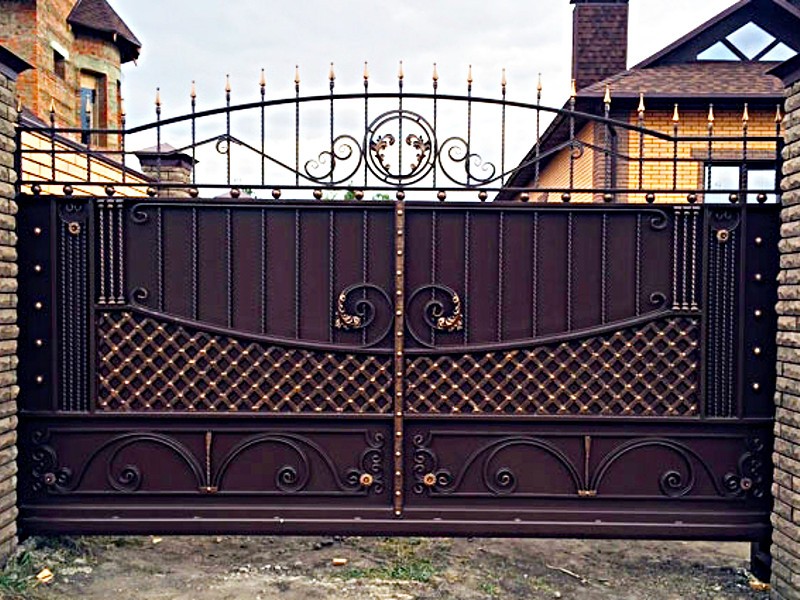 Ворота с коваными элементами фото