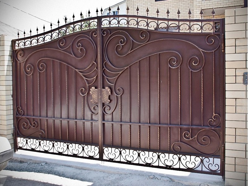 Ворота с коваными элементами фото